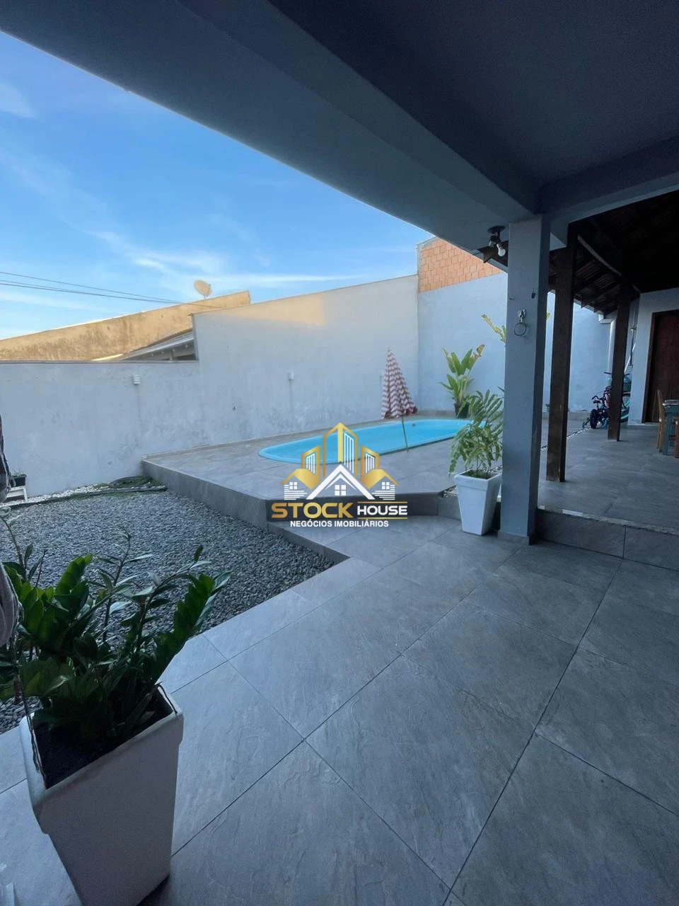 CASA SEMI MOBILIADA, 3 QUARTOS, A VENDA EM JOINVILLE