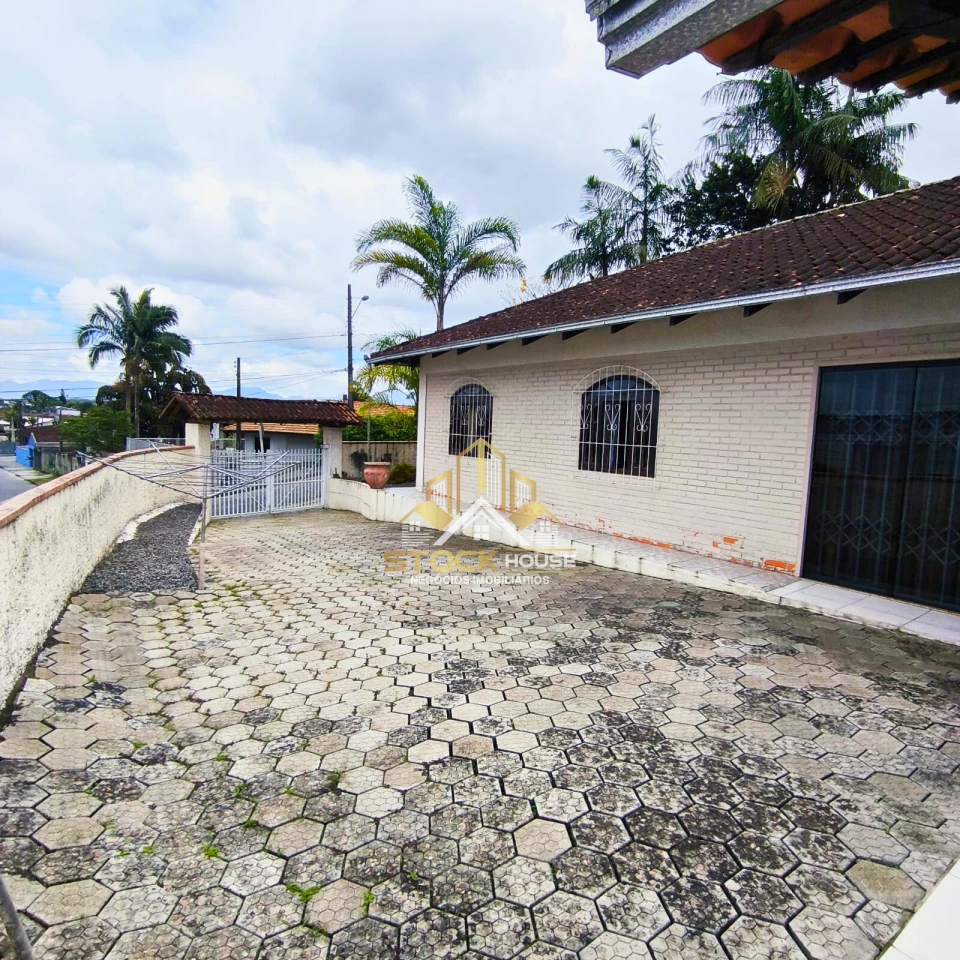 CASA SEMI MOBILIADA COM 1 SUÍTE + 2 QUARTOS, A VENDA EM JOINVILLE