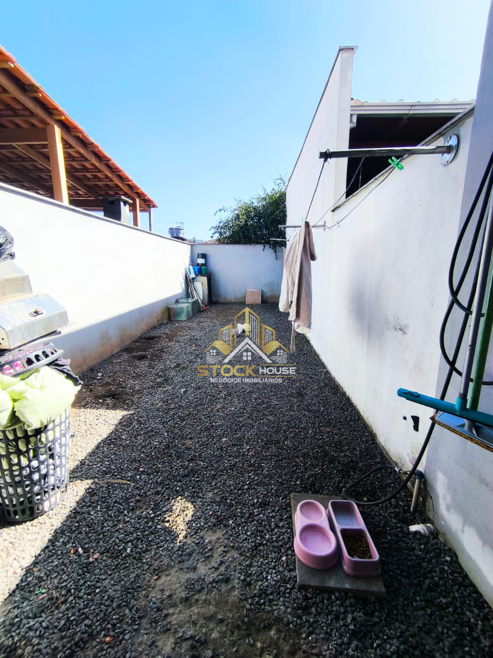 Imagens do imóveis OPORTUNIDADE SOBRADO GEMINADO SEMI MOBILIADO BAIRRO AVENTUREIRO