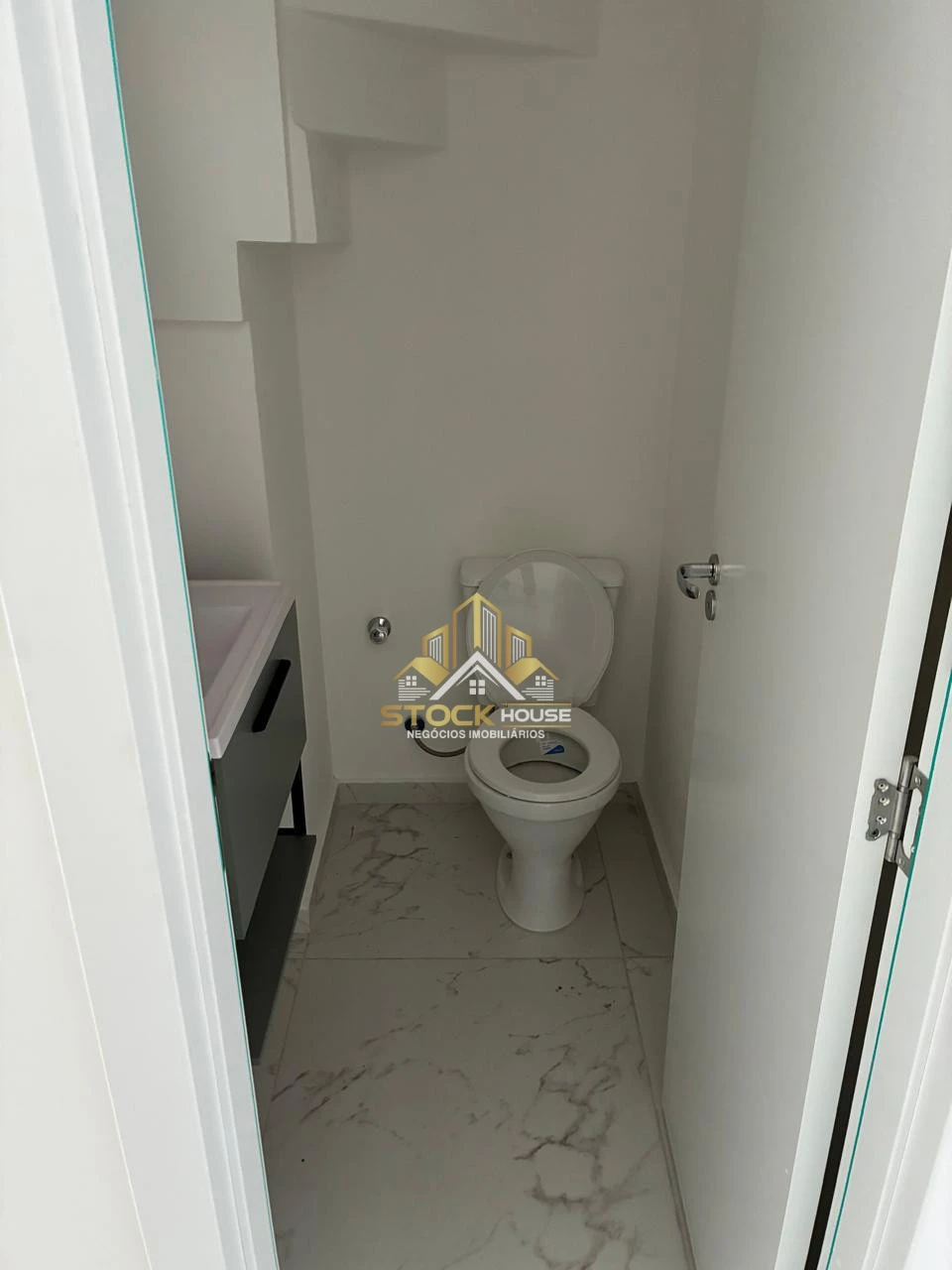 SOBRADO GEMINADO SEMI MOBILIADO, 2 QUARTOS À VENDA