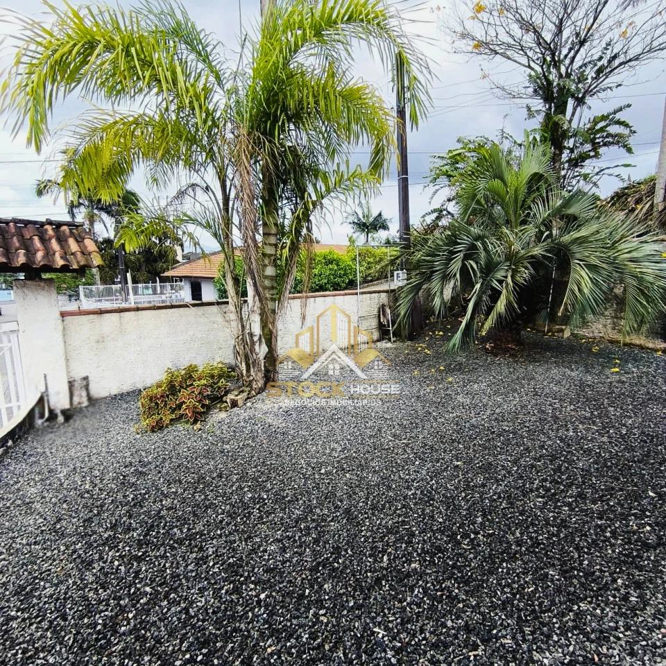 CASA SEMI MOBILIADA COM 1 SUÍTE + 2 QUARTOS, A VENDA EM JOINVILLE