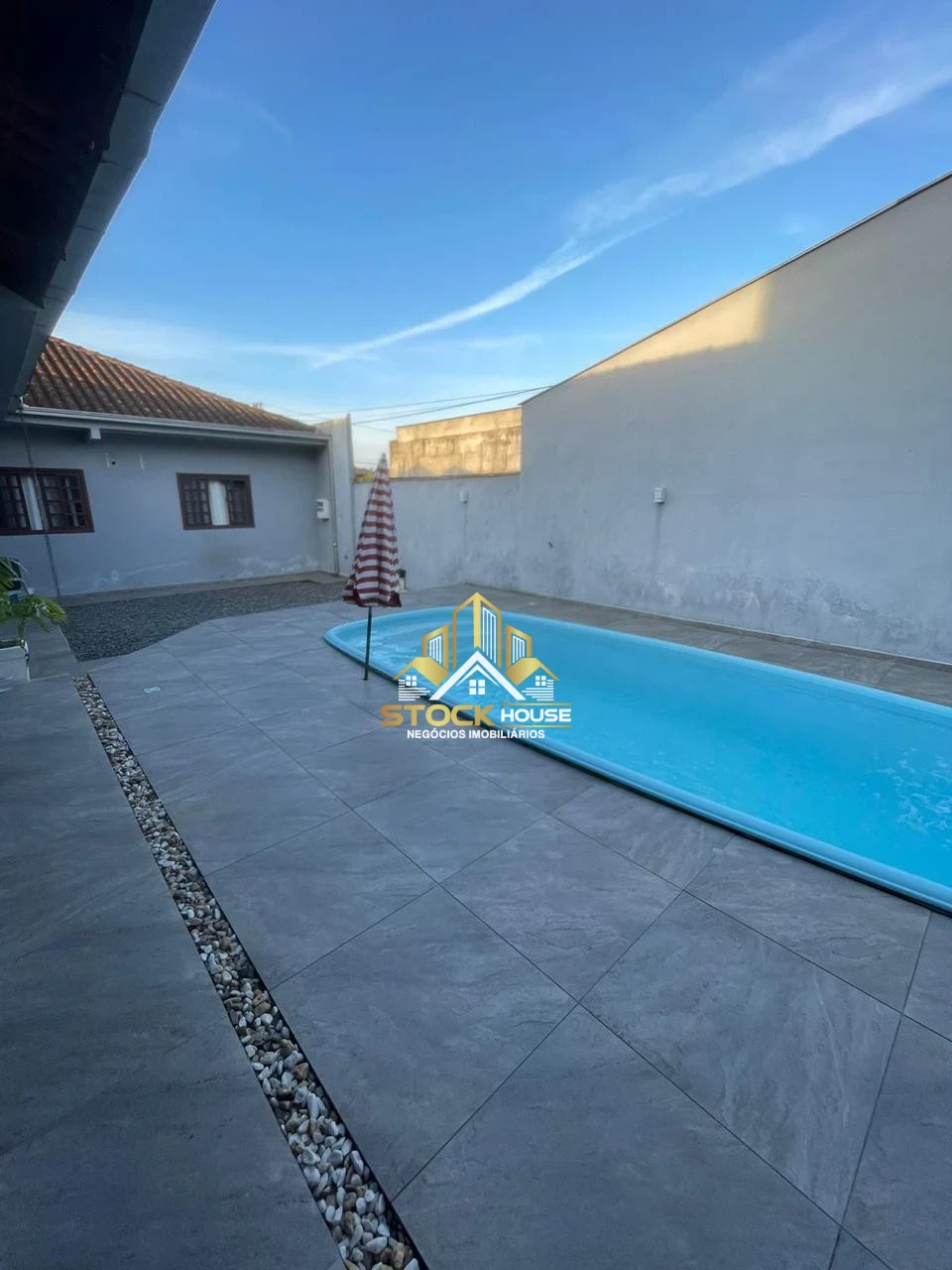 CASA SEMI MOBILIADA, 3 QUARTOS, A VENDA EM JOINVILLE