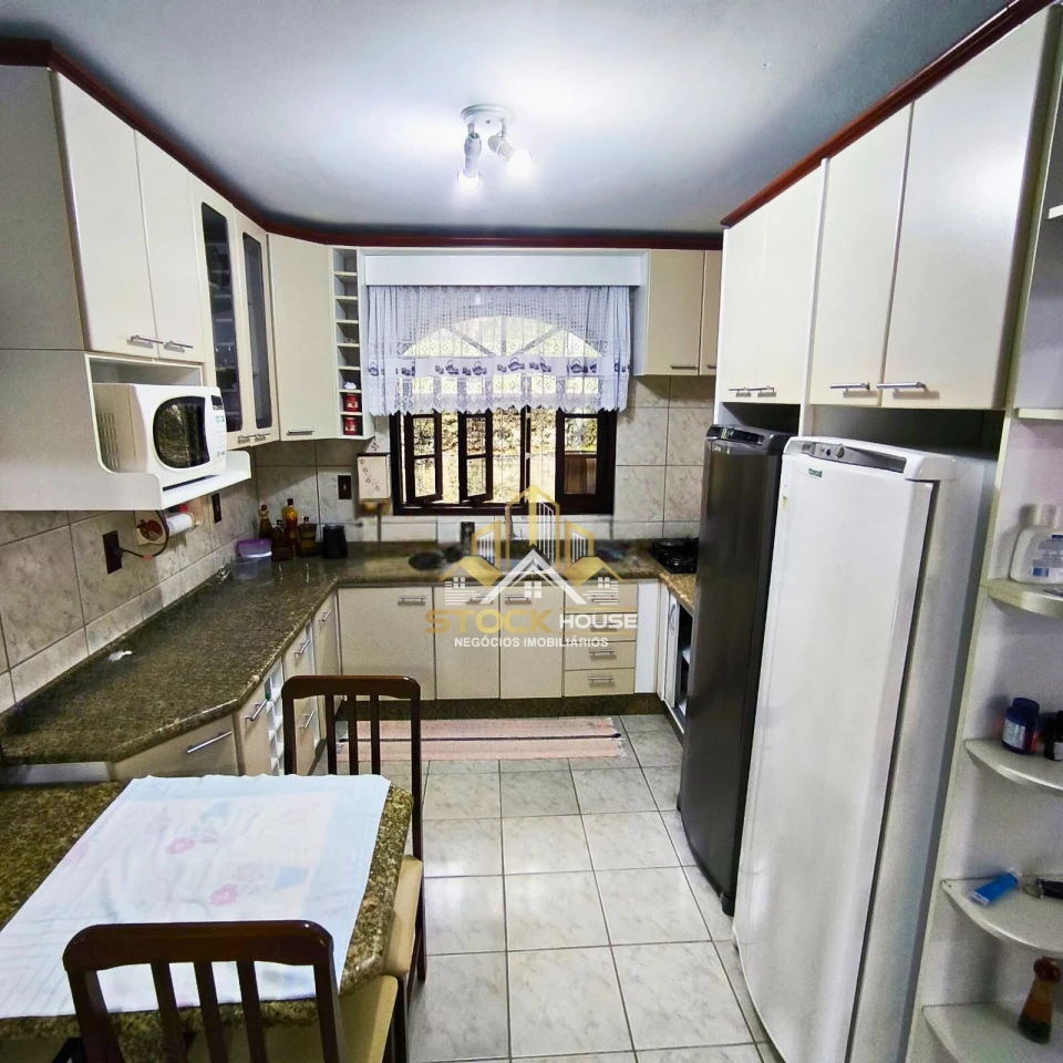 CASA SEMI MOBILIADA COM 1 SUÍTE + 2 QUARTOS, A VENDA EM JOINVILLE