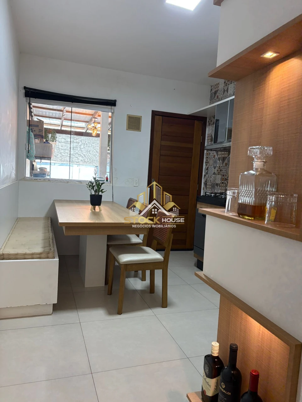 SOBRADO GEMINADO SEMI MOBILIADO