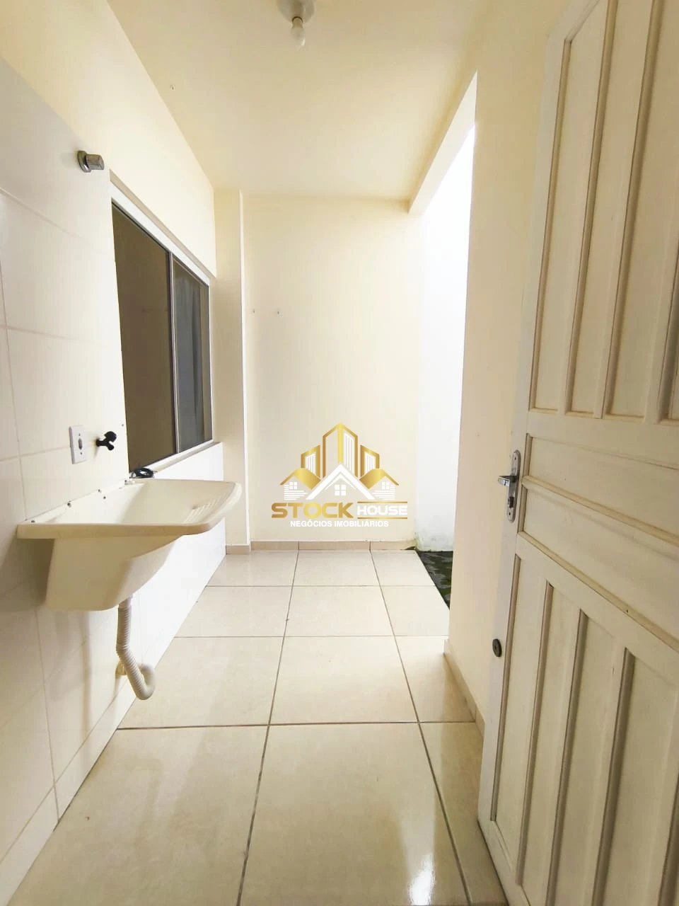 CASA GEMINADA PARA LOCAÇÃO, 1 SUÍTE + 1 QUARTO EM ARAQUARI