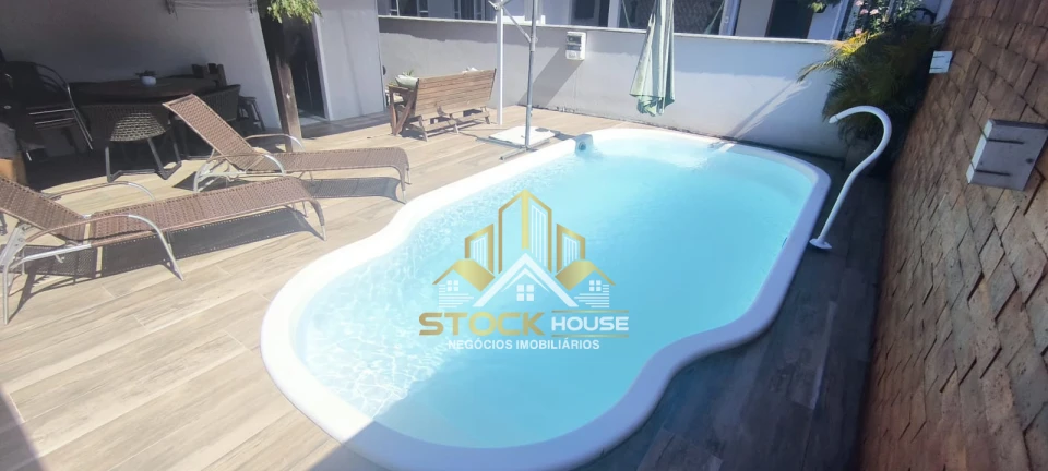 Sobrado Geminado com piscina à venda
