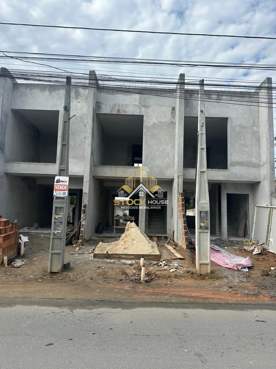 SOBRADO GEMINADO NOVO COM 2 SUÍTES