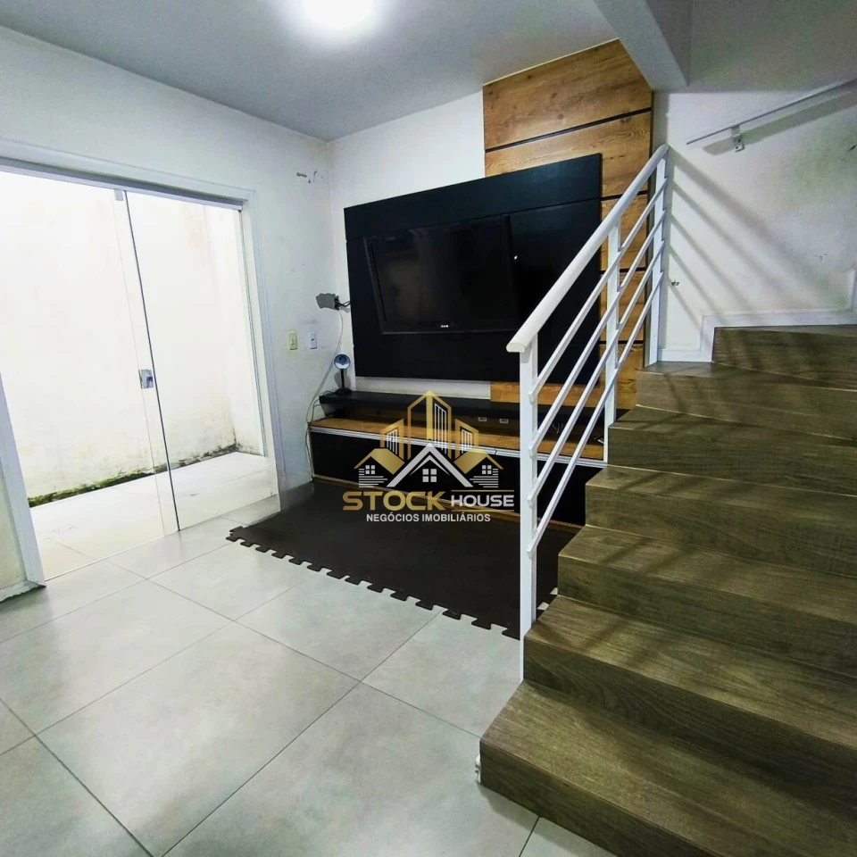 SOBRADO GEMINADO SEMI MOBILIADO, SUÍTE + 2 QUARTOS, A VENDA EM JOINVILLE