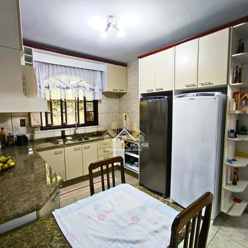 CASA SEMI MOBILIADA COM 1 SUÍTE + 2 QUARTOS, A VENDA EM JOINVILLE