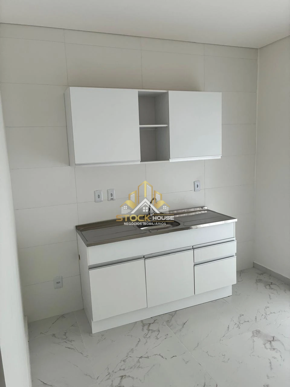 SOBRADO GEMINADO SEMI MOBILIADO, 2 QUARTOS À VENDA