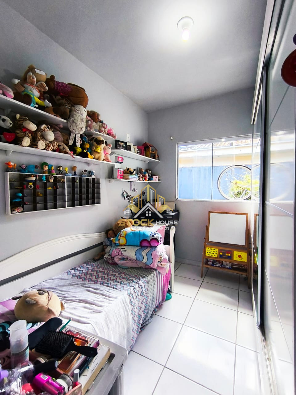 Imagens do imóveis CASA GEMINADA PLANTA BAIXA SEMI MOBILIADA BAIRRO AVENTUREIRO