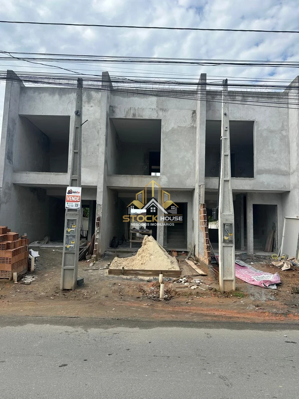 SOBRADO GEMINADO NOVO COM 2 SUÍTES