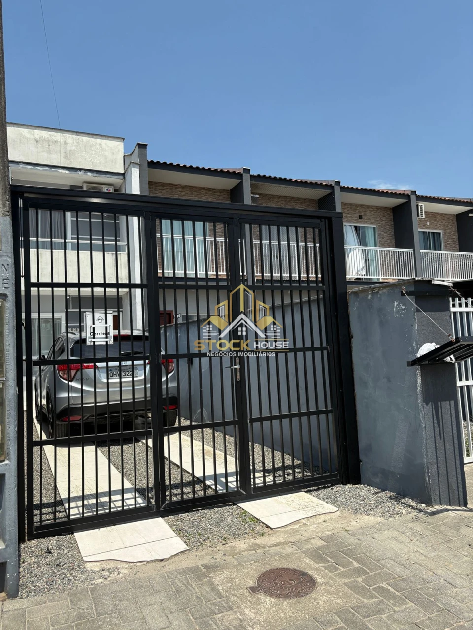 SOBRADO GEMINADO SEMI MOBILIADO