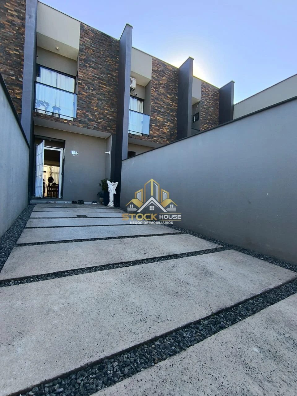 Imagens do imóveis Sobrado geminado com duas suítes a venda