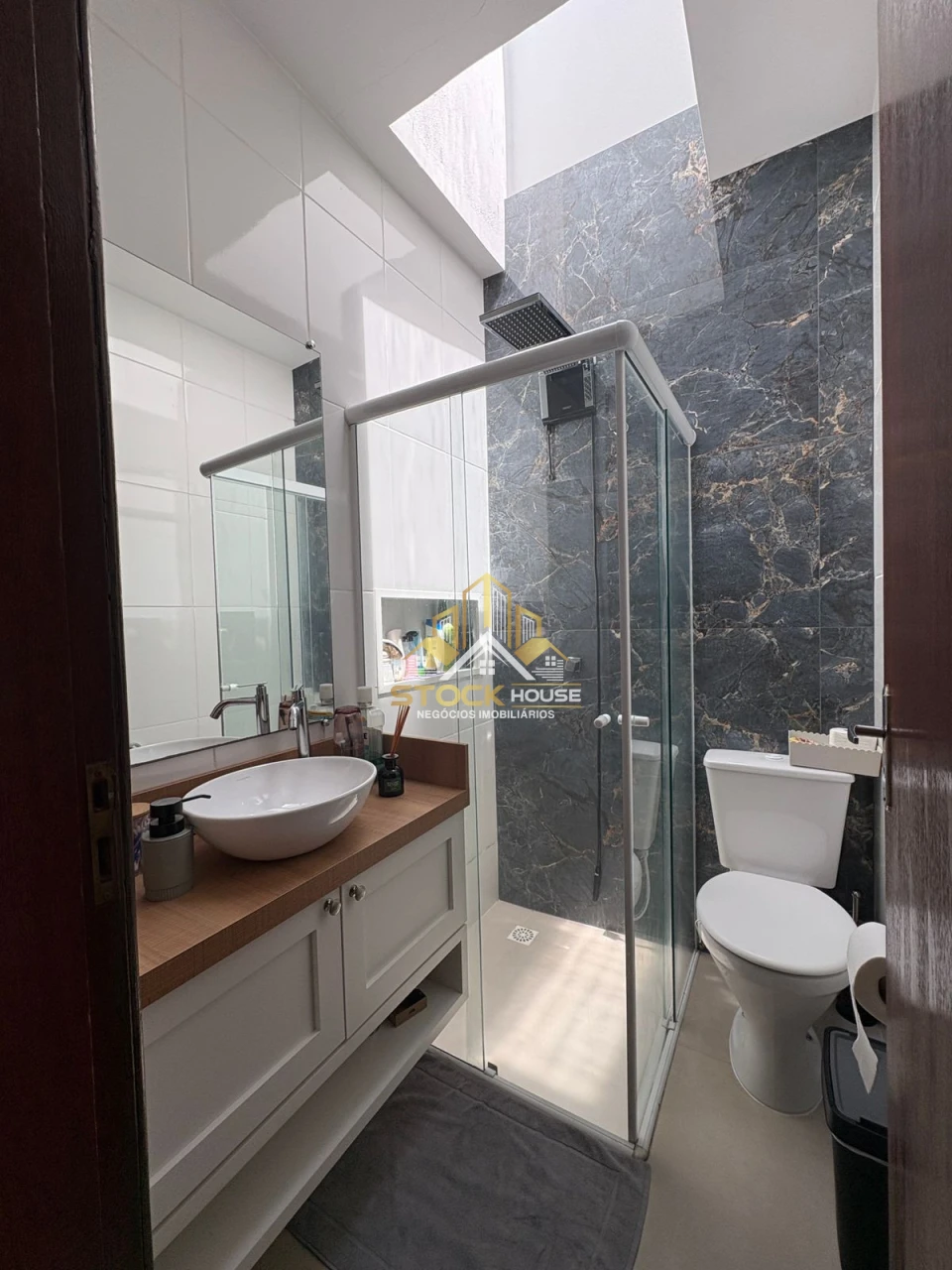 SOBRADO GEMINADO SEMI MOBILIADO