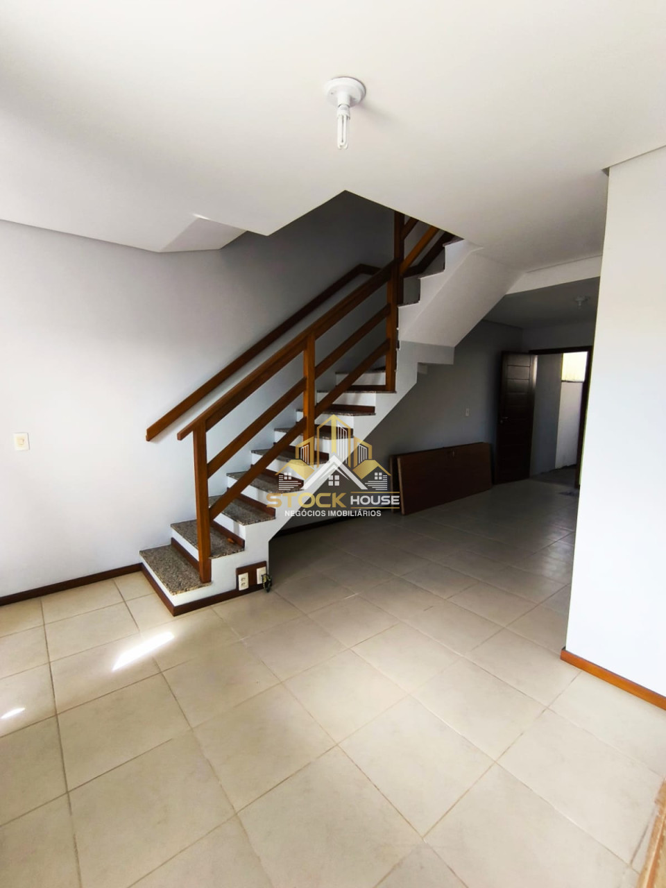 SOBRADO GEMINADO 2 QUARTOS BAIRRO ESPINHEIROS