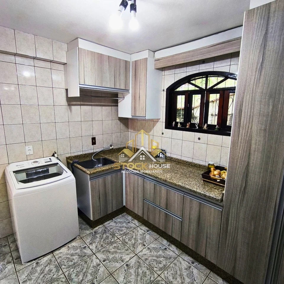 CASA SEMI MOBILIADA COM 1 SUÍTE + 2 QUARTOS, A VENDA EM JOINVILLE