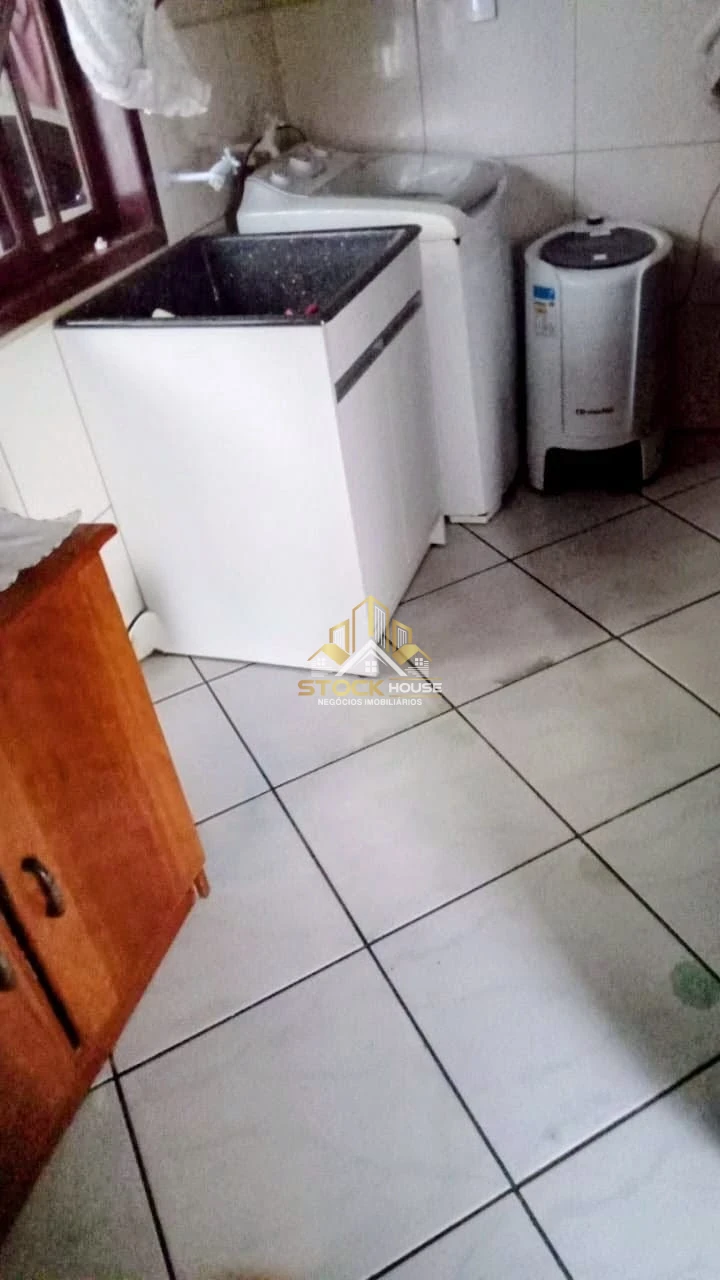 TERRENO COM DUAS CASAS À VENDA