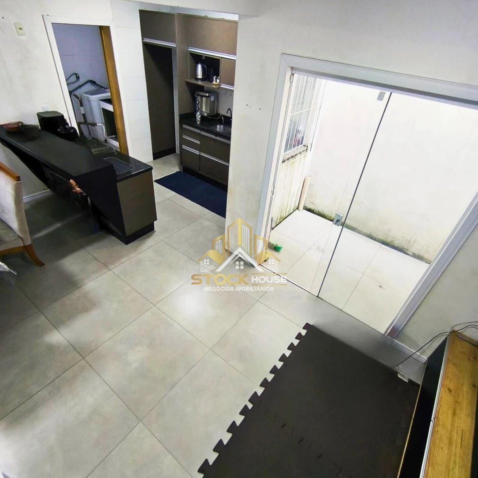 SOBRADO GEMINADO SEMI MOBILIADO, SUÍTE + 2 QUARTOS, A VENDA EM JOINVILLE