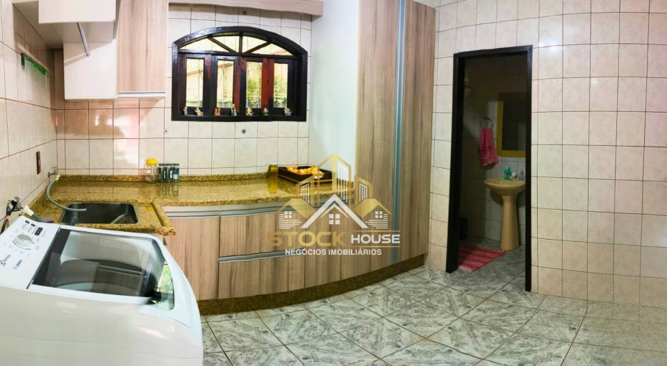 CASA SEMI MOBILIADA COM 1 SUÍTE + 2 QUARTOS, A VENDA EM JOINVILLE