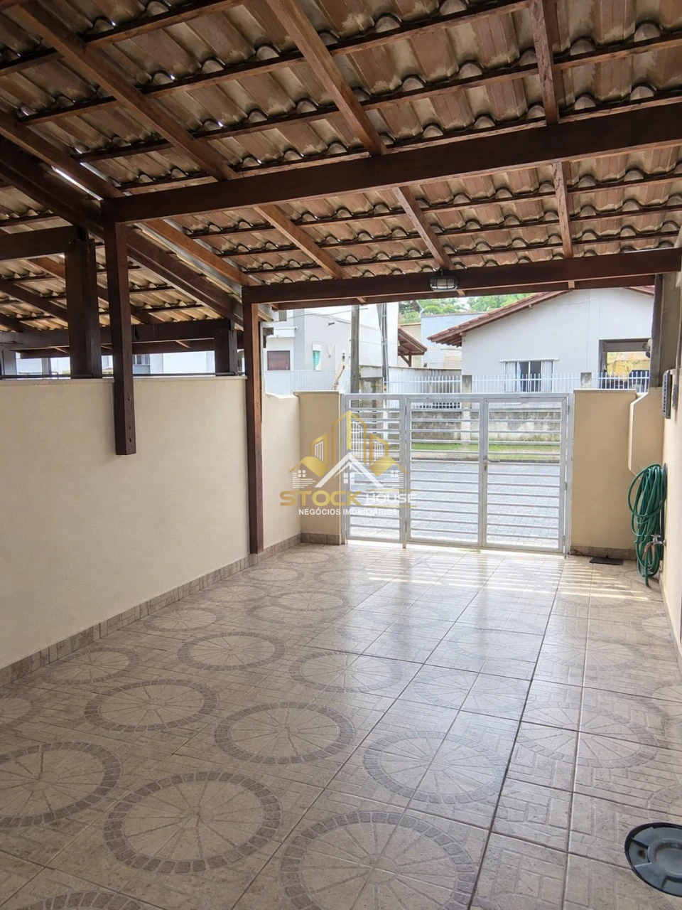 Imagens do imóveis SOBRADO GEMINADO SEMI MOBLIADO À VENDA