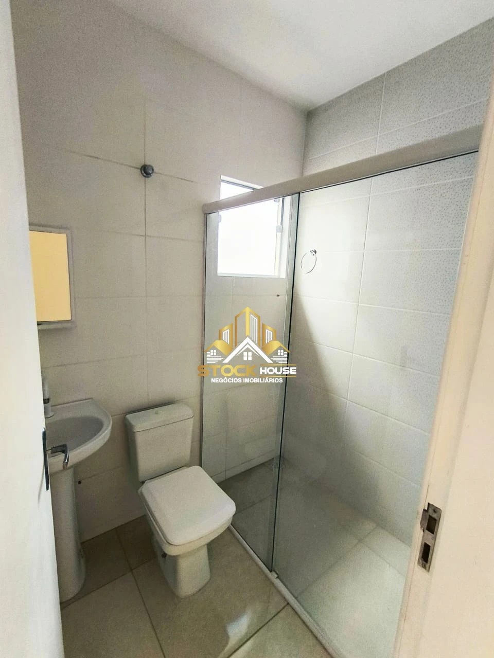 CASA GEMINADA PARA LOCAÇÃO, 1 SUÍTE + 1 QUARTO EM ARAQUARI