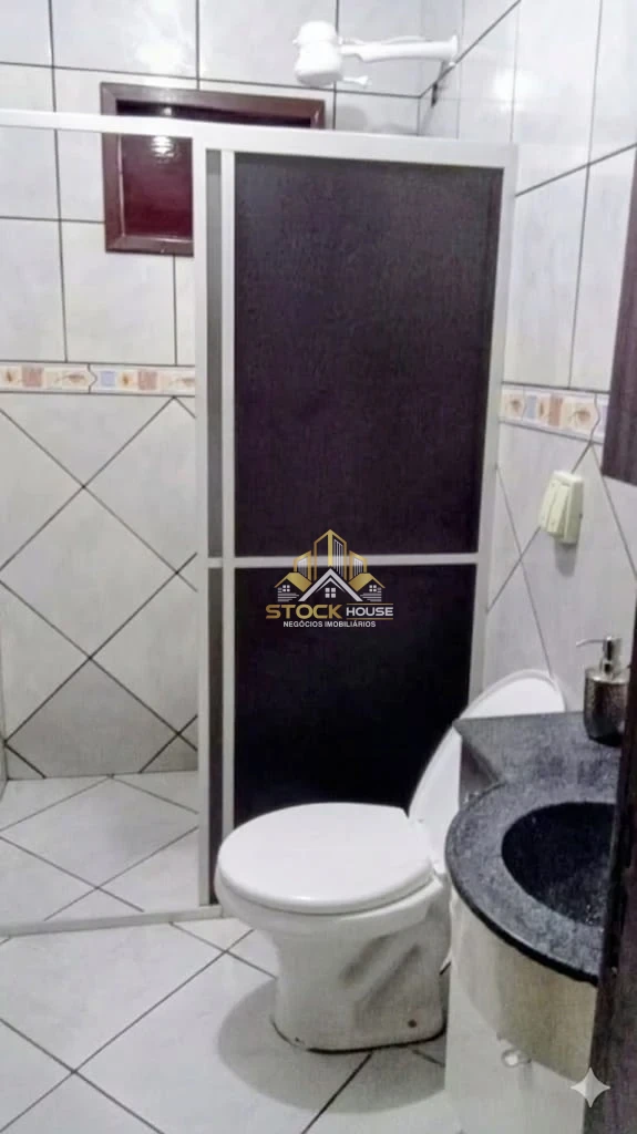 TERRENO COM DUAS CASAS À VENDA