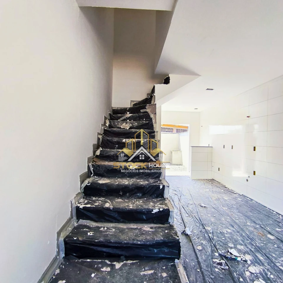 SOBRADO GEMINADO NOVO, 1 SUÍTE + 1 QUARTO, A VENDA EM JOINVILLE