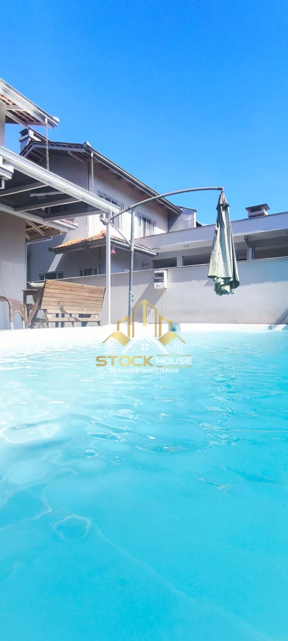 Sobrado Geminado com piscina à venda