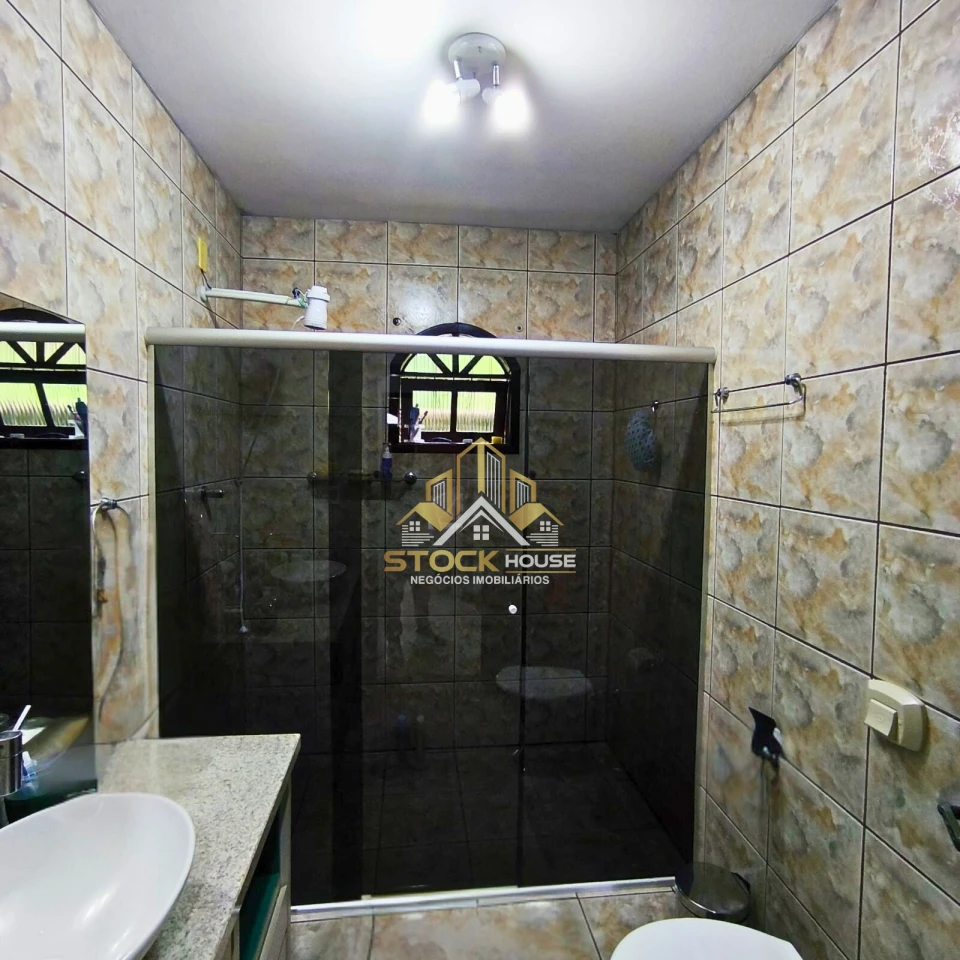 CASA SEMI MOBILIADA COM 1 SUÍTE + 2 QUARTOS, A VENDA EM JOINVILLE