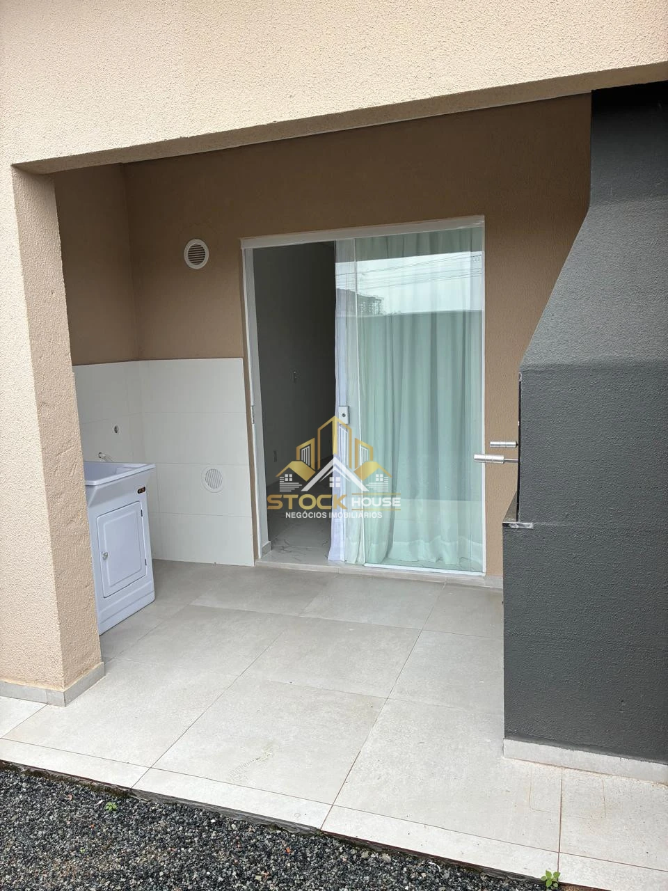 SOBRADO GEMINADO SEMI MOBILIADO, 2 QUARTOS À VENDA