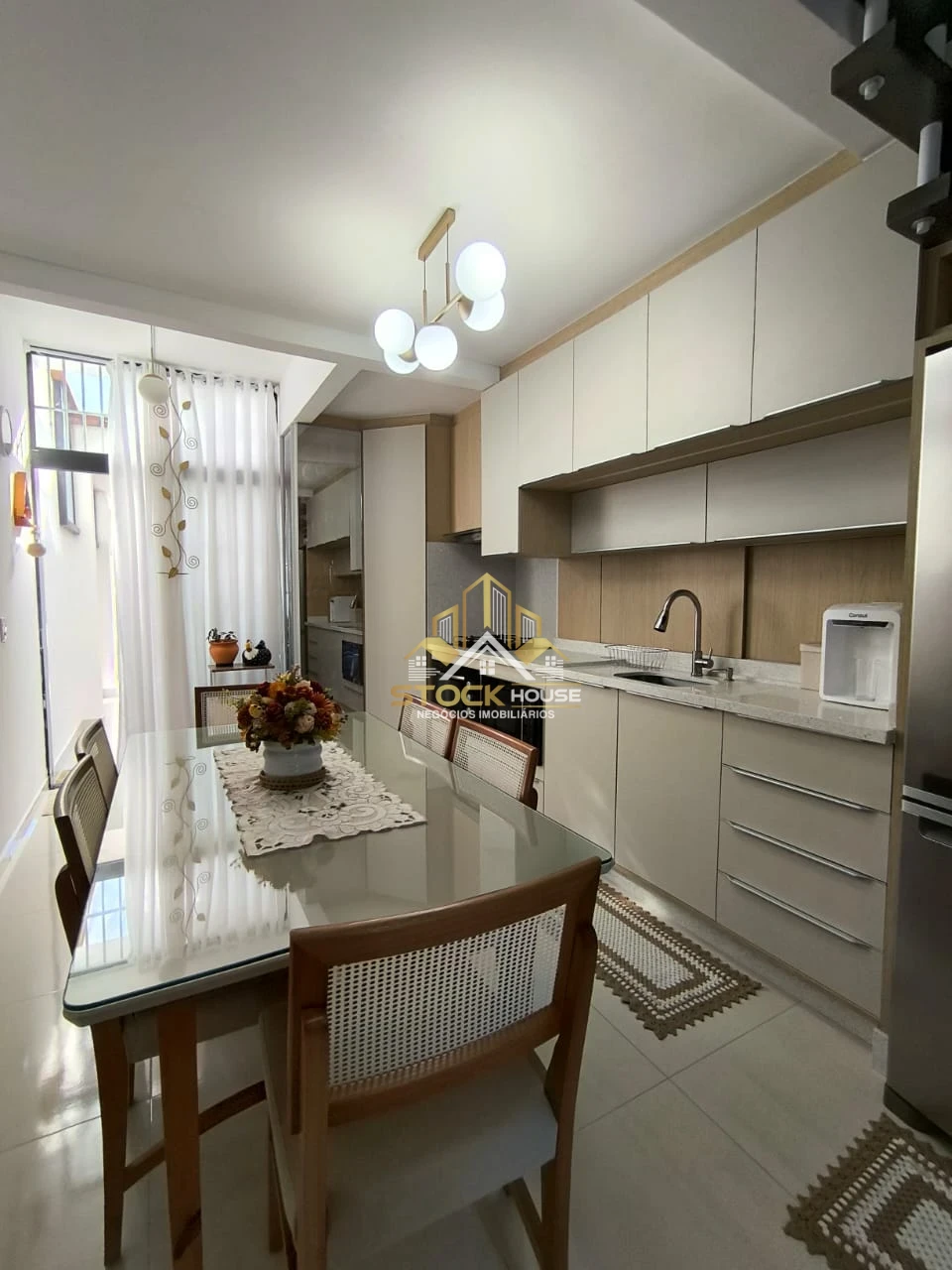 Imagens do imóveis Sobrado geminado com duas suítes a venda