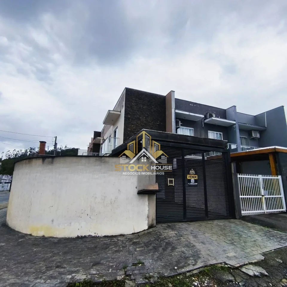 SOBRADO GEMINADO SEMI MOBILIADO, SUÍTE + 2 QUARTOS, A VENDA EM JOINVILLE