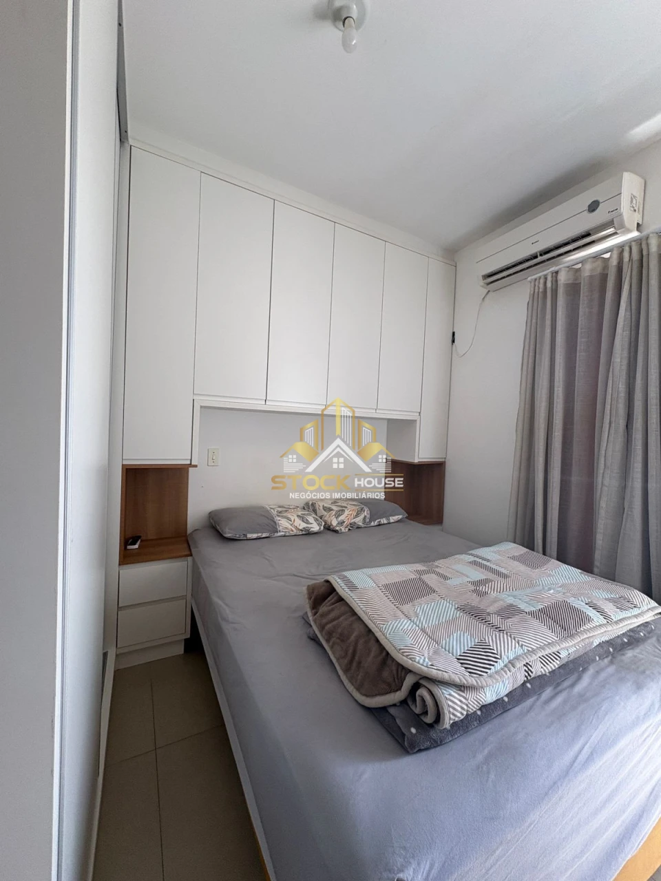 SOBRADO GEMINADO SEMI MOBILIADO