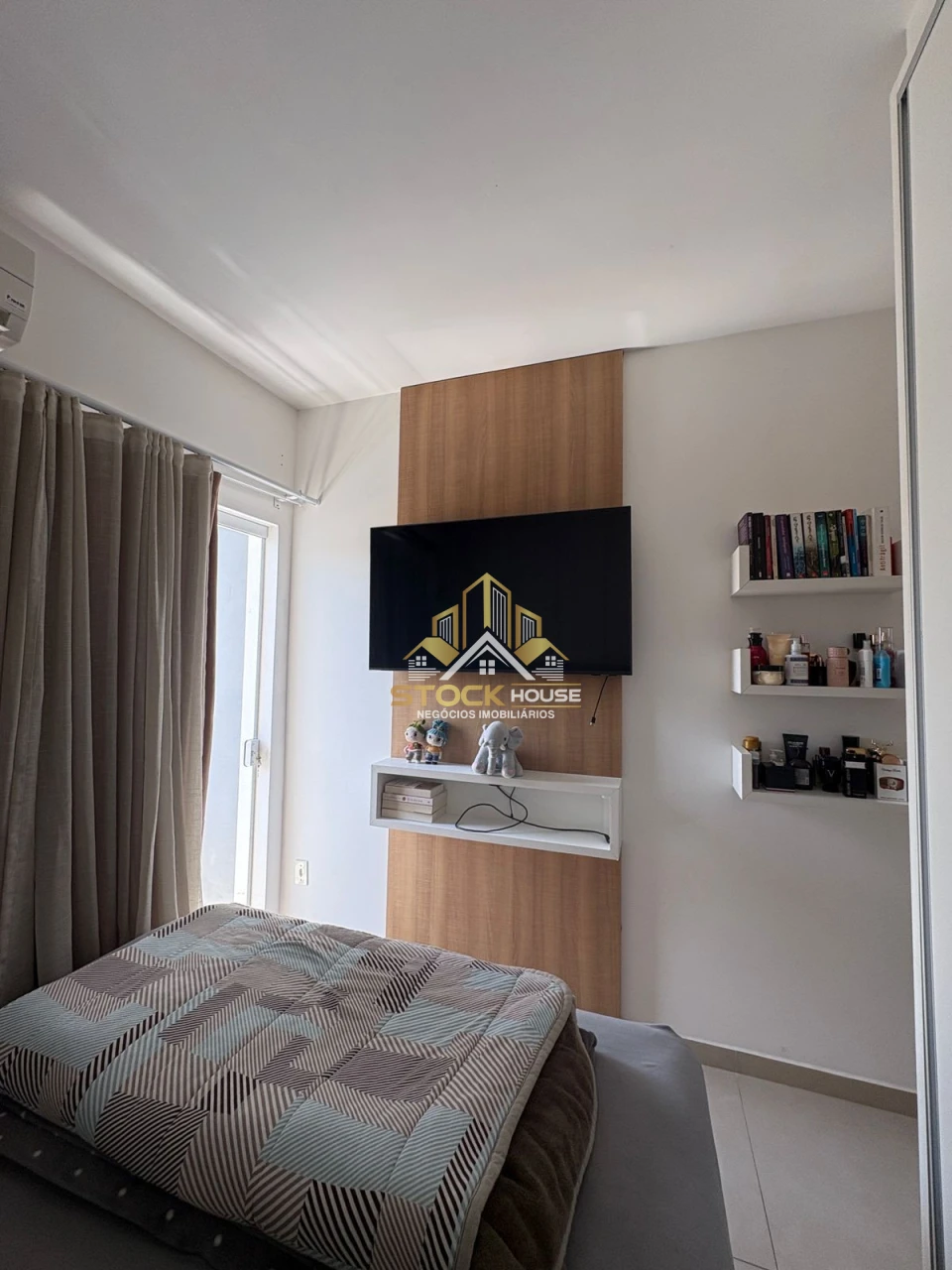 SOBRADO GEMINADO SEMI MOBILIADO