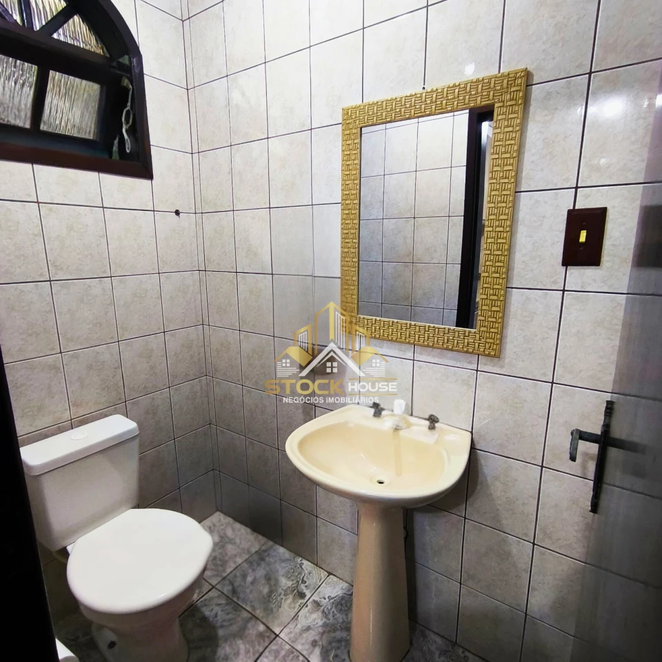 CASA SEMI MOBILIADA COM 1 SUÍTE + 2 QUARTOS, A VENDA EM JOINVILLE