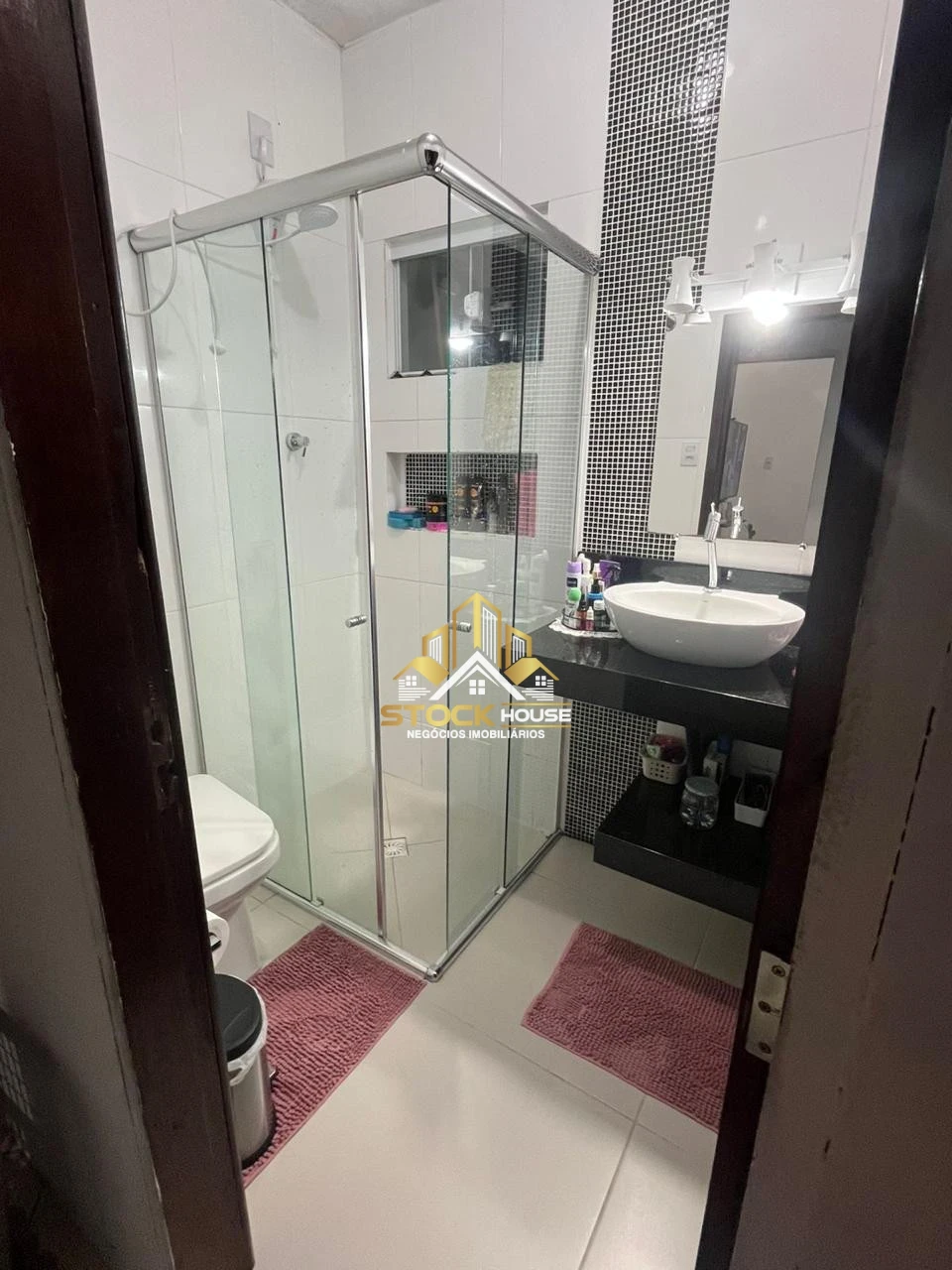 CASA SEMI MOBILIADA, 3 QUARTOS, A VENDA EM JOINVILLE