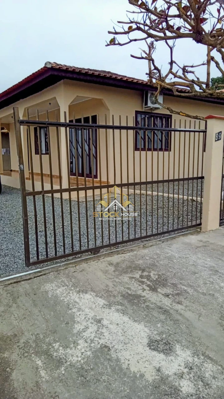 TERRENO COM DUAS CASAS À VENDA