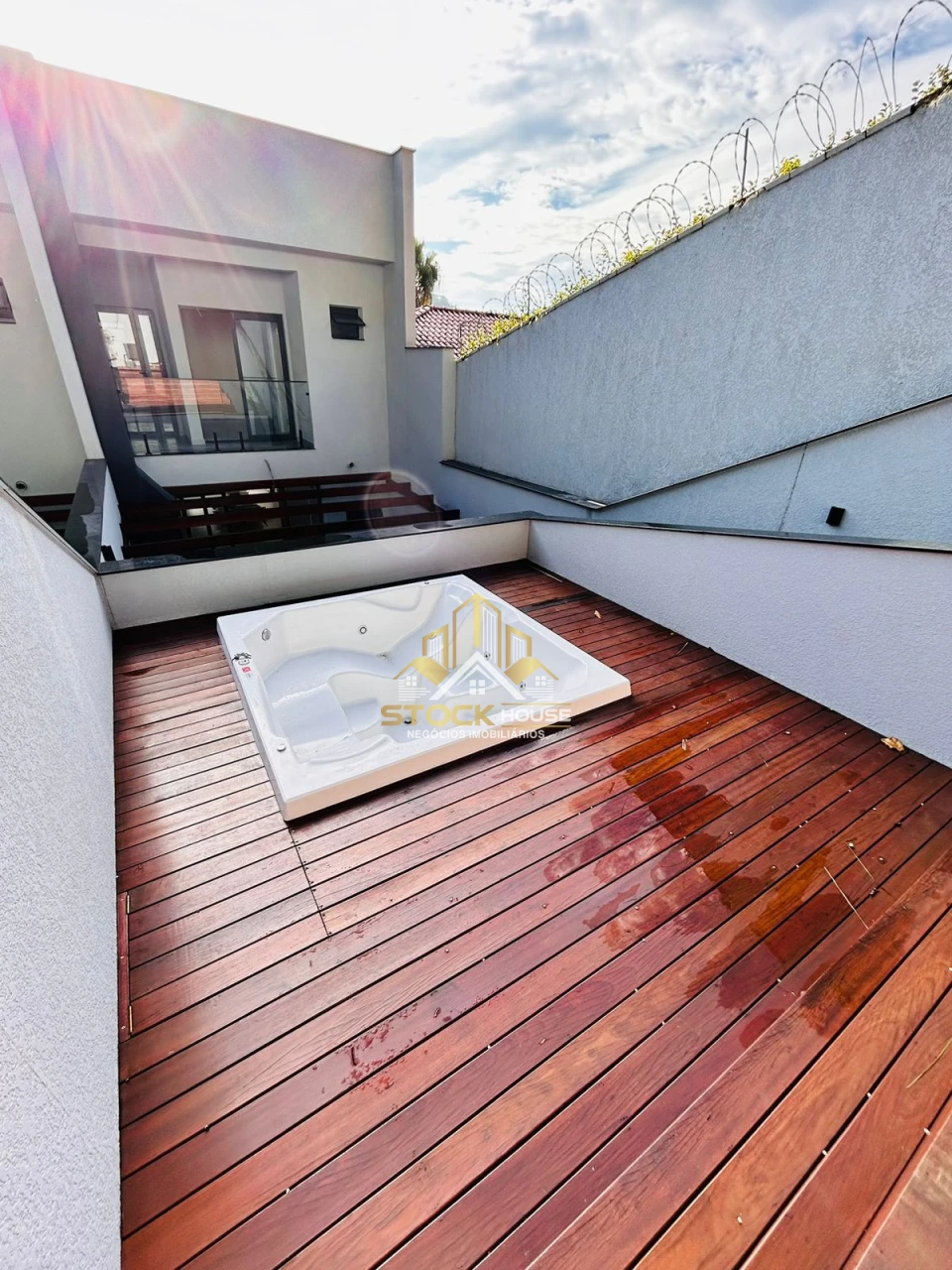 EXCEPCIONAL SOBRADO GEMINADO, 3 SUÍTES, A VENDA EM JOINVILLE