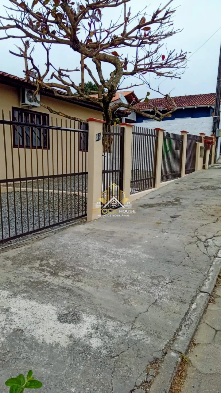 TERRENO COM DUAS CASAS À VENDA