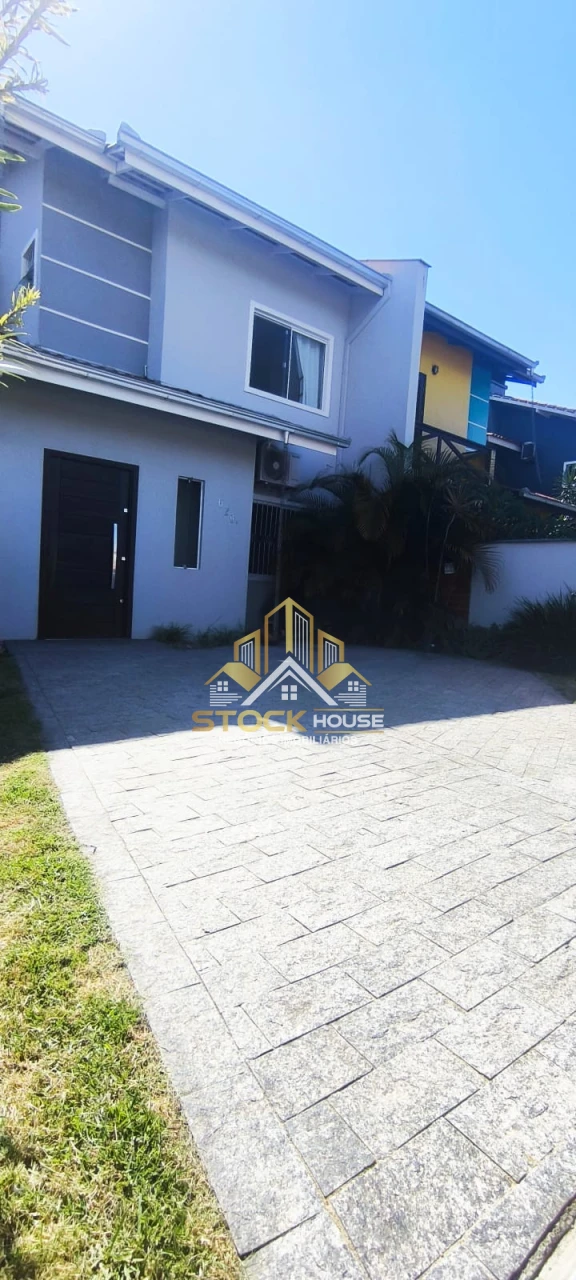 Sobrado Geminado com piscina à venda