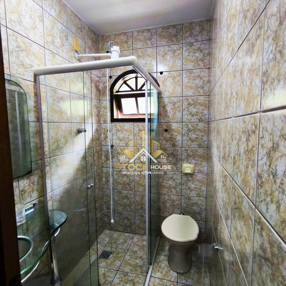 CASA SEMI MOBILIADA COM 1 SUÍTE + 2 QUARTOS, A VENDA EM JOINVILLE