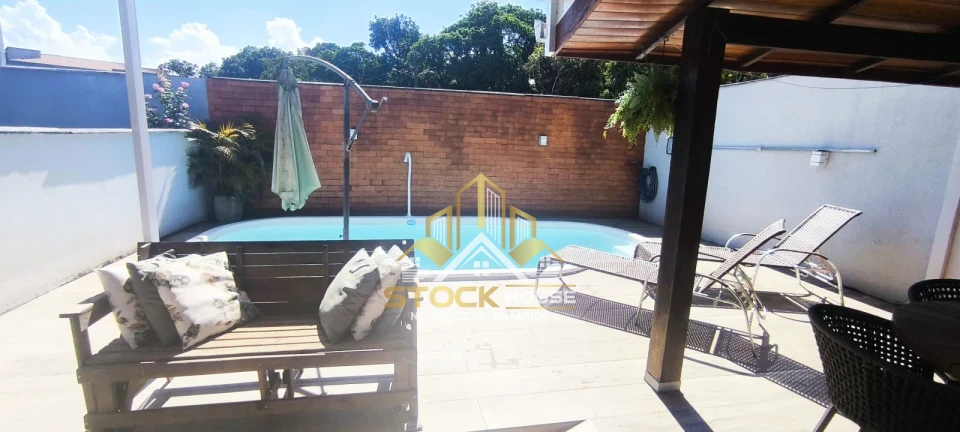 Sobrado Geminado com piscina à venda