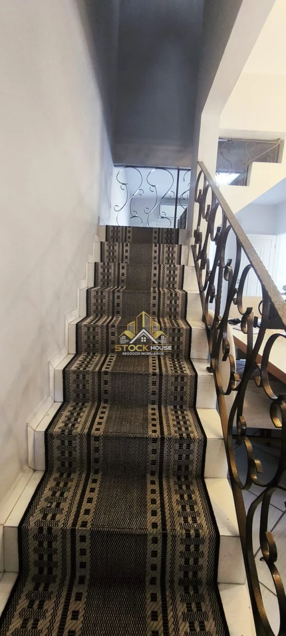 Sobrado Geminado com piscina à venda