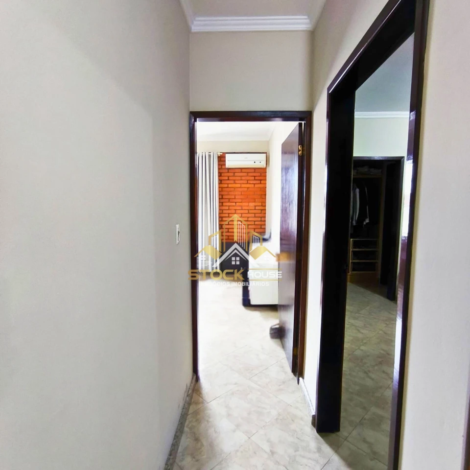 CASA SEMI MOBILIADA COM 1 SUÍTE + 2 QUARTOS, A VENDA EM JOINVILLE