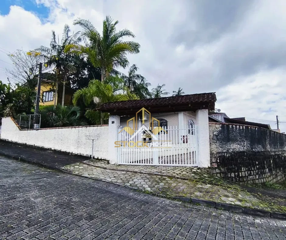 CASA SEMI MOBILIADA COM 1 SUÍTE + 2 QUARTOS, A VENDA EM JOINVILLE