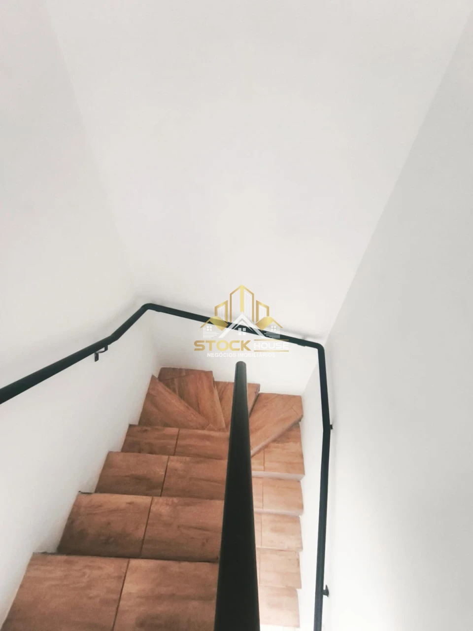 SOBRADO GEMINADO 2 SUITES