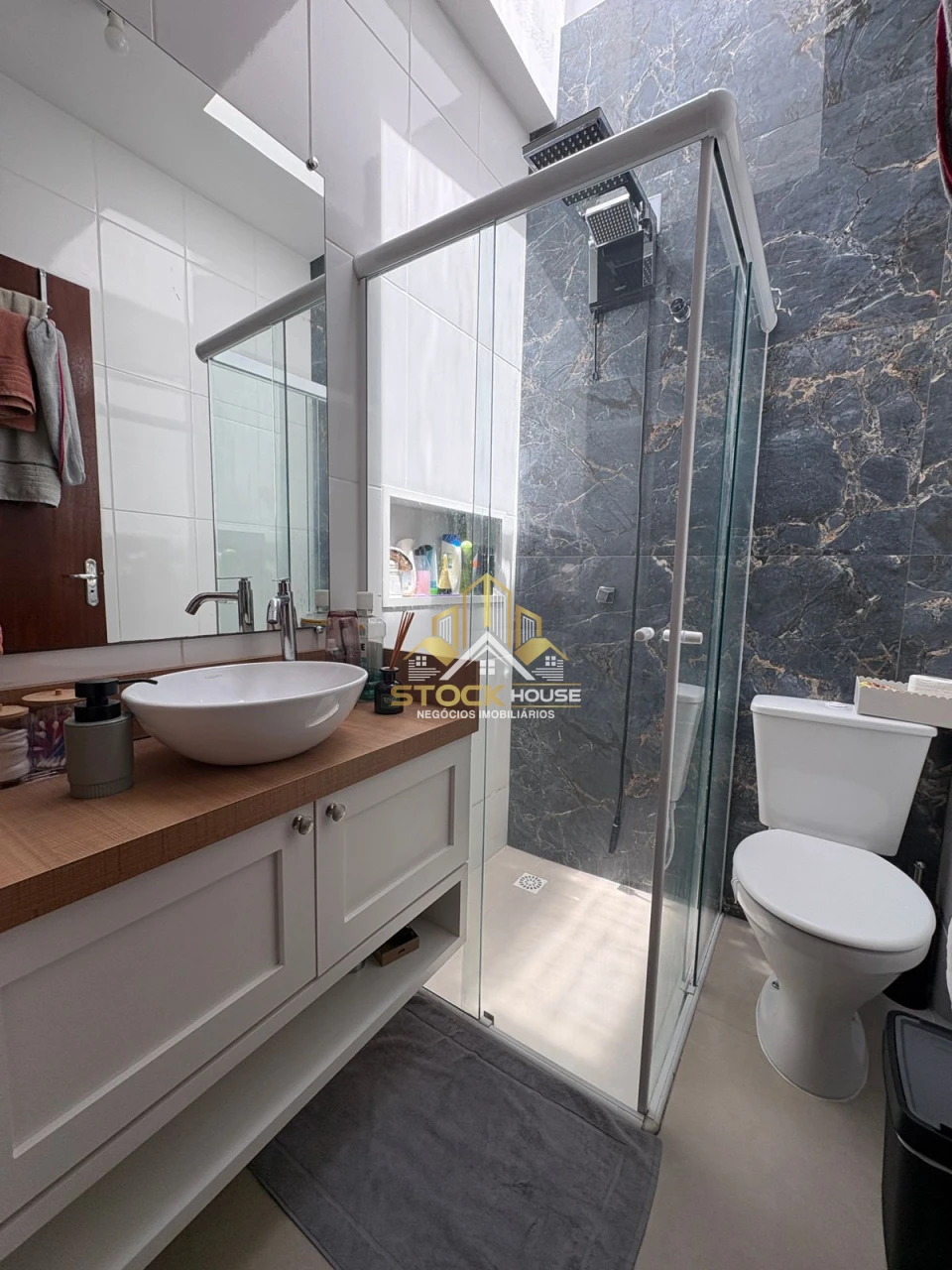 SOBRADO GEMINADO SEMI MOBILIADO