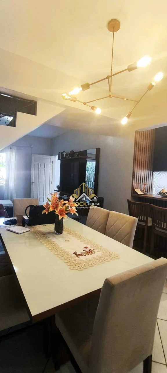 Sobrado Geminado com piscina à venda