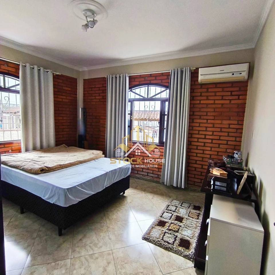 CASA SEMI MOBILIADA COM 1 SUÍTE + 2 QUARTOS, A VENDA EM JOINVILLE